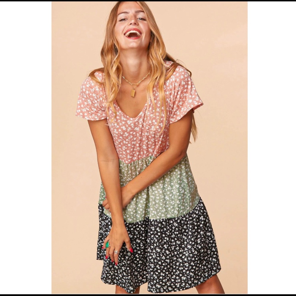 One Left!  ⭐️Host Pick⭐️ Blush and Sage Ditsy Floral V-Neck Swing Dress - Picture 2 of 4